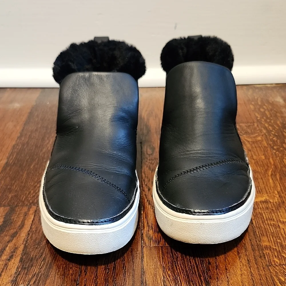 EUC Toms Paxton Slip On Chukka Black Leather Sneakers with Faux Fur Accents